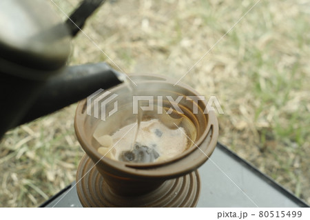 キャンプ場の楽しみ方　早朝のコーヒー　ゆっくり入れる一杯のコーヒー 80515499