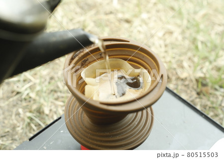 キャンプ場の楽しみ方　早朝のコーヒー　ゆっくり入れる一杯のコーヒー 80515503