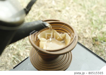 キャンプ場の楽しみ方　早朝のコーヒー　ゆっくり入れる一杯のコーヒー 80515505