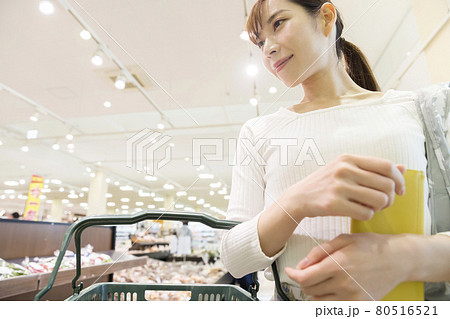 スーパーを買い物をする若い女性 買い物イメージ スーパーを買い物をする若い女性 買い物イメージ 80516521