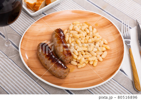 Catalan stewed beans with butifarra sausage 80516896