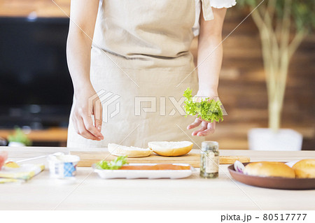 女性 料理 女性 料理 80517777