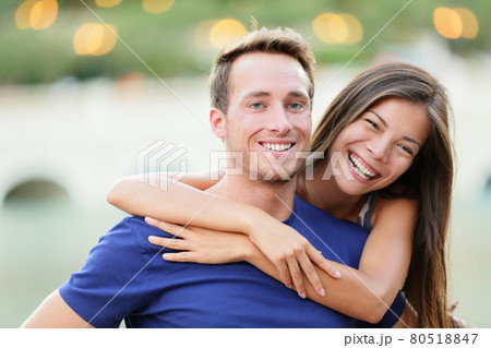 Young couple 80518847