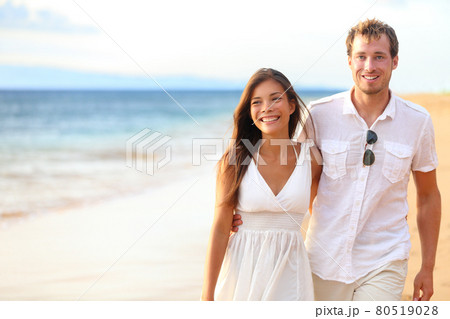 Romantic couple walking on beach 80519028