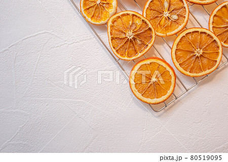 ドライフルーツ 背景 オレンジ 手作りドライオレンジがたくさん の写真素材
