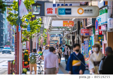 日本の東京都市景観 3千超…4度目宣言下、遂に東京3177人。雷門入口は多くの人出=7月28日 日本の東京都市景観 3千超…4度目宣言下、遂に東京3177人。雷門入口は多くの人出=7月28日 80519255