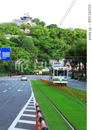 熊本城 と路面電車 80519350