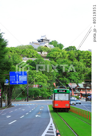 熊本城 と路面電車 80519351