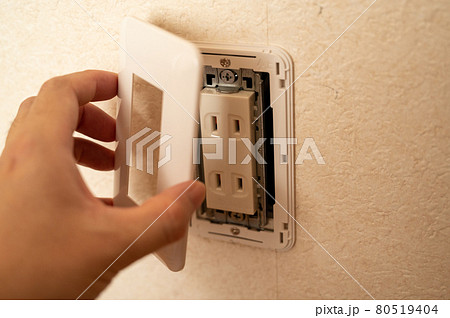 コンセントカバーの交換と電気配線のつなぎ方　DIY 80519404