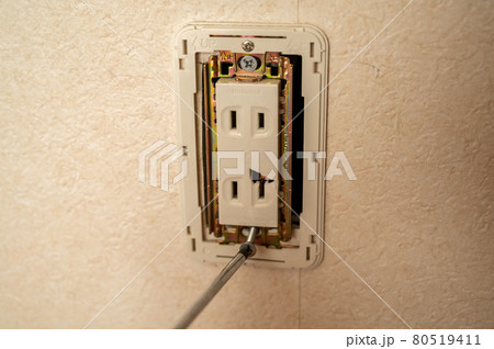 コンセントカバーの交換と電気配線のつなぎ方　DIY 80519411