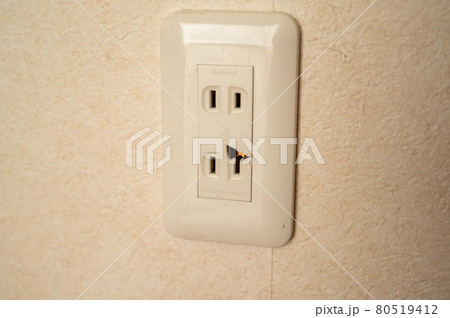 コンセントカバーの交換と電気配線のつなぎ方　DIY 80519412