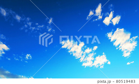青空に点在する雲の風景 80519483