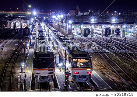 名古屋市　夜の名古屋車両区にて整備を受けるキハ85系ディーゼル車 80519819
