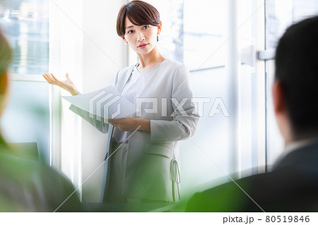 紙資料を手に持ち人前で話をするビジネスウーマン 紙資料を手に持ち人前で話をするビジネスウーマン 80519846