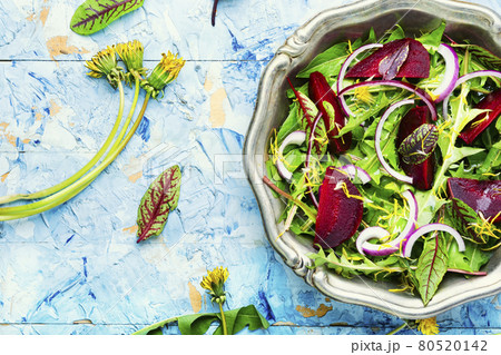 Spring greens and beetroot salad 80520142