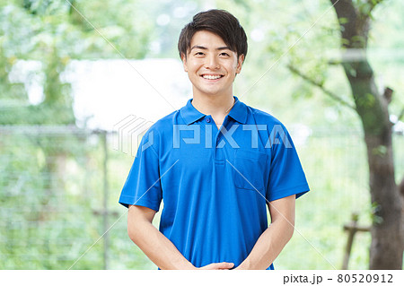 緑背景で立つ男性介護士 80520912