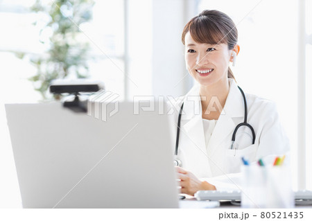 オンライン診療中の女性医師 80521435