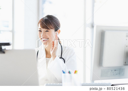 オンライン診療中の女性医師 80521436