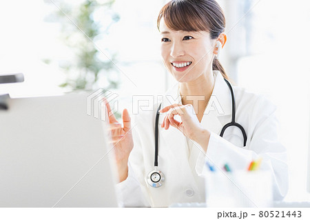 オンライン診療中の女性医師 80521443
