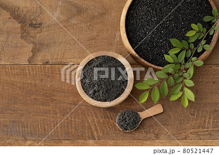 black sesame seeds and powder 80521447