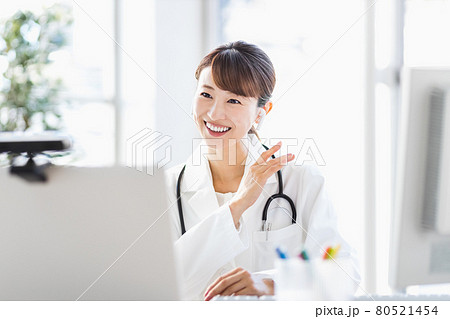 オンライン診療中の女性医師 80521454