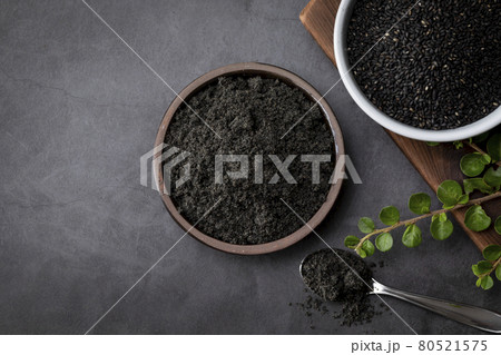 black sesame seed and powder in porcelain and spoon 80521575
