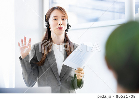 ヘッドセットをつけて人前で話をするビジネスウーマン ヘッドセットをつけて人前で話をするビジネスウーマン 80521708