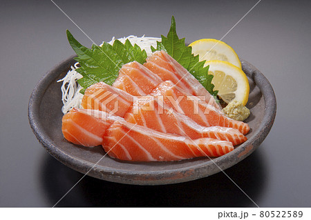 サーモンの刺身 80522589