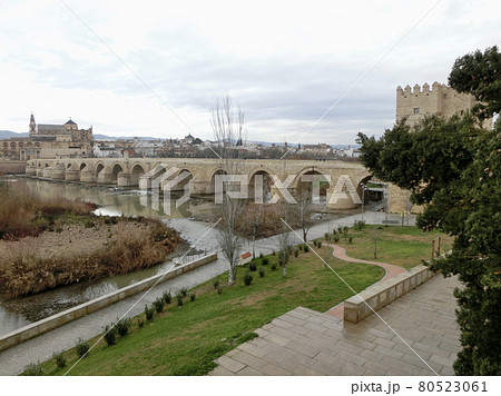 スペイン　コルドバ　グアダルキビール川に架かるローマ橋 80523061