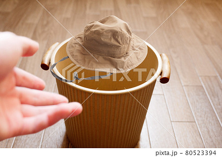 古い帽子をゴミ箱へ投げ捨てる 80523394