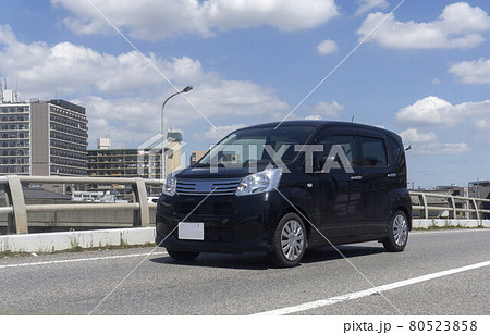 陸橋に走る2box乗用車	 陸橋に走る2box乗用車	 80523858