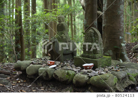 牛馬童子像 熊野古道中辺路(和歌山県田辺市中辺路町近露) 牛馬童子像 熊野古道中辺路(和歌山県田辺市中辺路町近露) 80524113