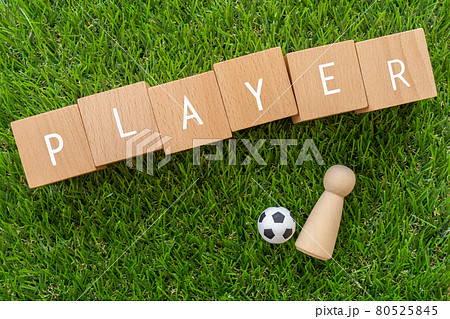 サッカー選手|「PLAYER」と書かれた積み木と人形とサッカーボールのおもちゃ サッカー選手|「PLAYER」と書かれた積み木と人形とサッカーボールのおもちゃ 80525845
