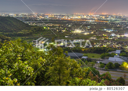 平荘湖周辺の里山　黒岩山から見た、加古川市街の夜景（兵庫県加古川市東神吉）※作品コメント欄に撮影位置 80526307