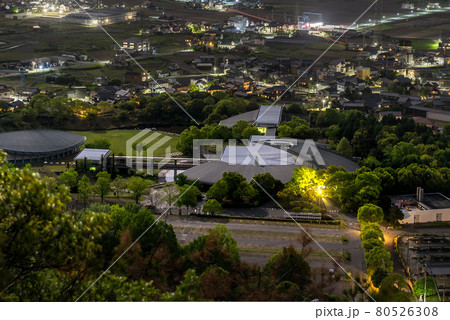 平荘湖周辺の里山 黒岩山から見た、加古川市街の夜景(兵庫県加古川市東神吉)※作品コメント欄に撮影位置 平荘湖周辺の里山 黒岩山から見た、加古川市街の夜景(兵庫県加古川市東神吉)※作品コメント欄に撮影位置 80526308