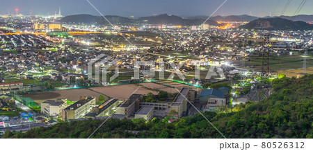 平荘湖周辺の里山 黒岩山から見た、加古川市街の夜景(兵庫県加古川市東神吉)※作品コメント欄に撮影位置 平荘湖周辺の里山 黒岩山から見た、加古川市街の夜景(兵庫県加古川市東神吉)※作品コメント欄に撮影位置 80526312