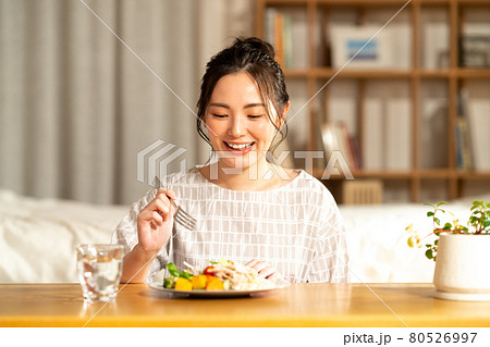 夕食を食べる若い女性 夕食を食べる若い女性 80526997