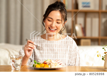 夕食を食べる若い女性 夕食を食べる若い女性 80526998