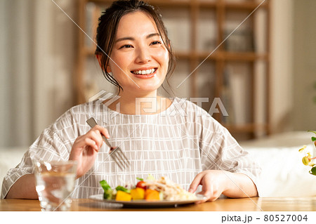 夕食を食べる若い女性 80527004