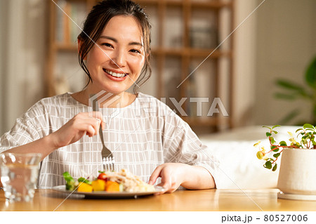 夕食を食べる若い女性 80527006