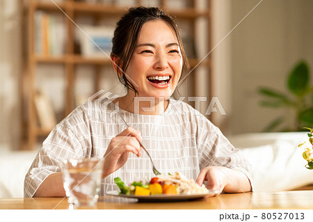 夕食を食べる若い女性 夕食を食べる若い女性 80527013