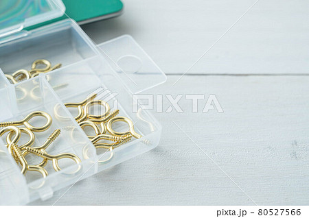 ケースに入った丸環ネジ 80527566