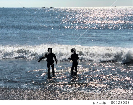 海と戯れる子供たち 80528033