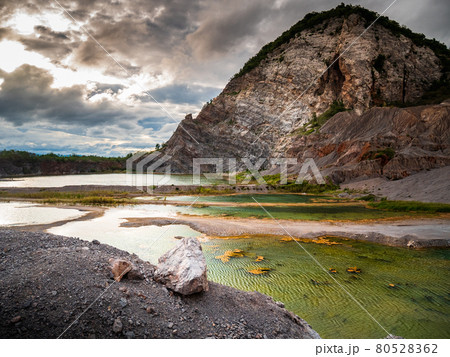 Beatiful landscape view mountain and green lake 80528362