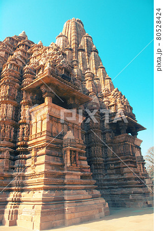 カンダリーヤ・マハーデーヴァ寺院と青空 カンダリーヤ・マハーデーヴァ寺院と青空 80528424