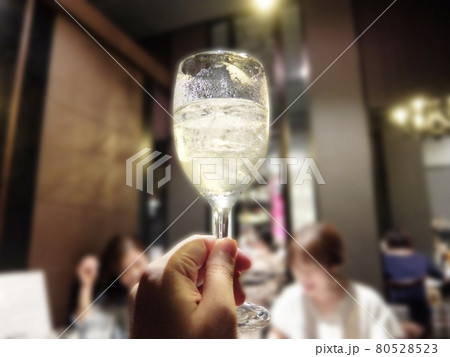 食事会の席でワインをテイスティングをする 食事会の席でワインをテイスティングをする 80528523