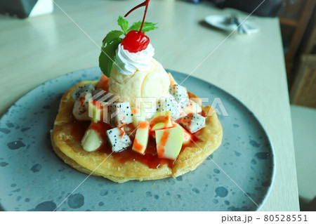 naan or roti, deep fried naan with fruit and ice cream topping naan or roti, deep fried naan with fruit and ice cream topping 80528551