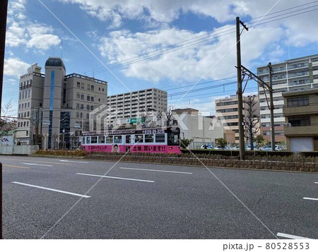 堺市内を走る阪堺電気軌道 80528553