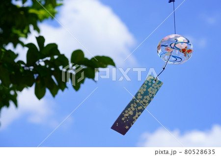真夏の空に風鈴の音 80528635