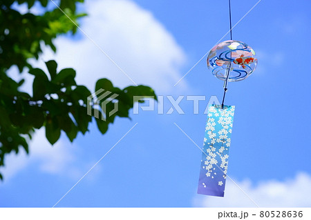 真夏の空に風鈴の音 80528636